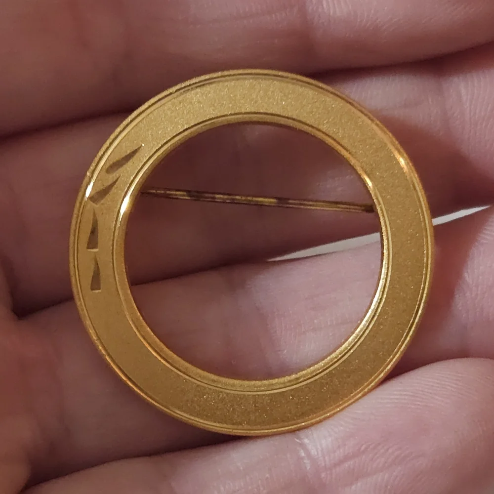 Vintage Matte Gold Diamond Cut Leaf Design Round Brooch